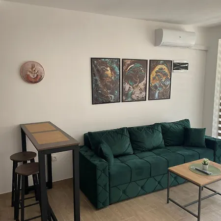 Apartment Dora *
